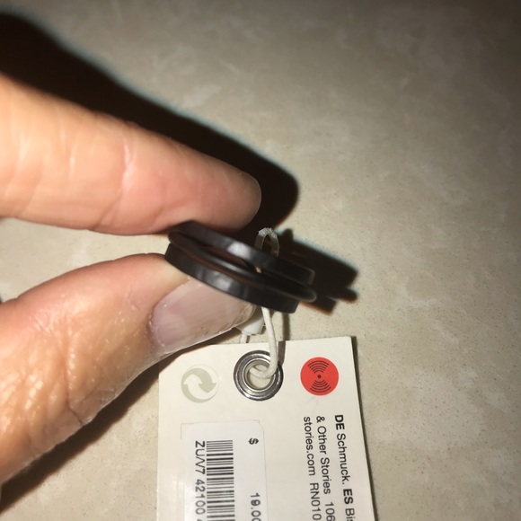 Black ring - Picture 2 of 3